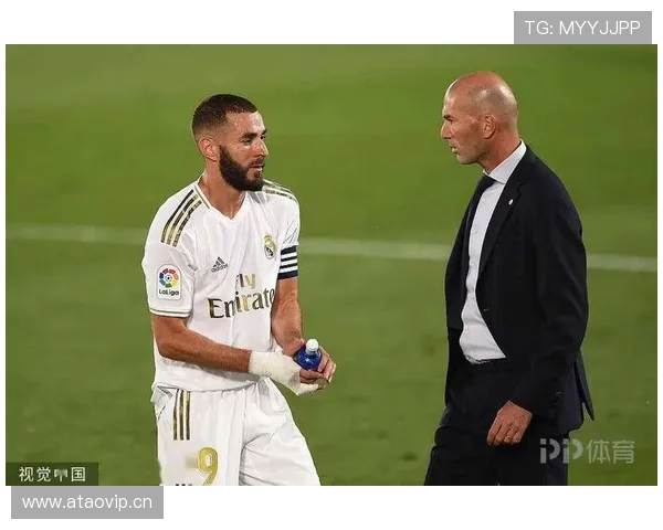 本泽马 vs 齐达内:进攻核心与中场大师的战术角色差异 本泽马 vs 齐达内:进攻核心与中场大师的战术角色差异