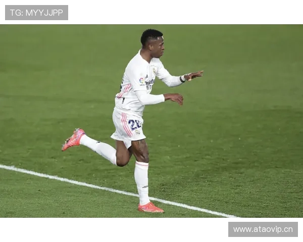 维尼修斯踢球独不独？进攻选择与团队协作的平衡探讨