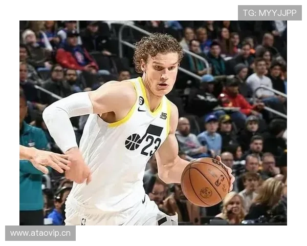 马尔卡宁无球跑动拉开空间，改变爵士进攻结构